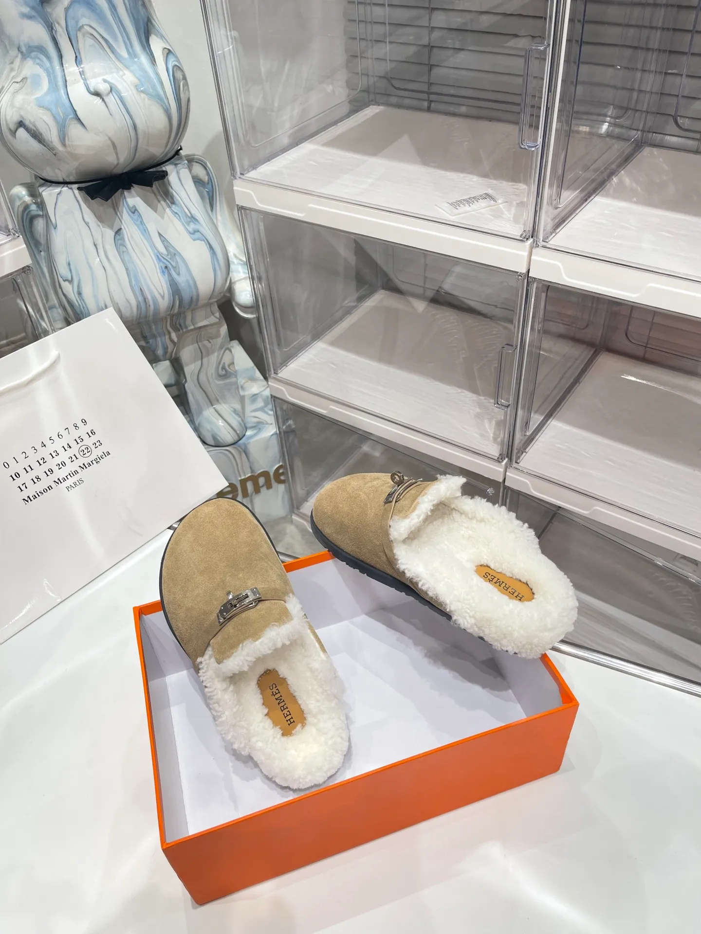【HERMESG】Furry mop P: 580💰 ●Number of sizes: Men 39-44 (45 custom-made) Women 35-40 (41.42 custom-made) HERMES Hermès cute half-movers.  Classic family language design! It looks good no matter how you match it! Casual and high-end feeling, the comfort is also great, paired with various colorful socks, it has a trendy high-end feel. The top version is made of high-quality real wool ●Upper: imported cow suede ●Inner: imported sheepskin one piece ●Foot: imported mixed sheepskin ●Outsole: Tpu non-slip and wear-resistant outsole.